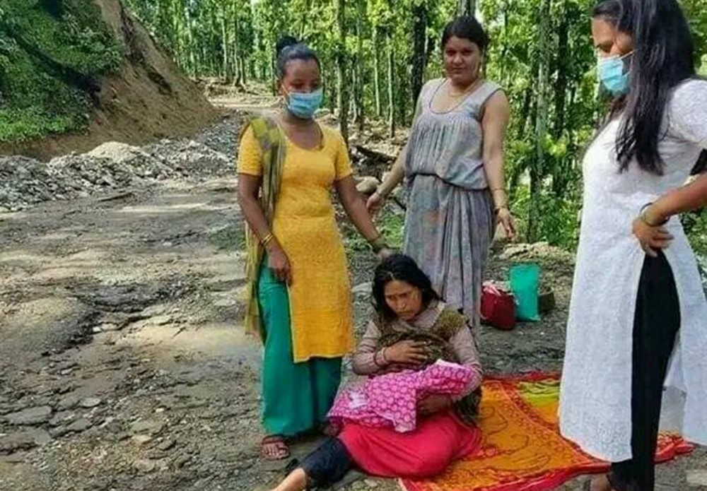 सुदूरपश्चिम प्रदेशः अझै घर र बाटोमै जन्मिन्छन् बच्चा