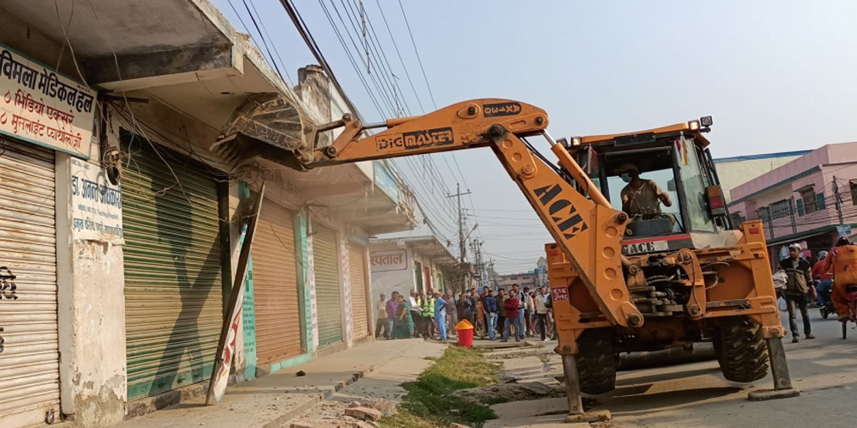 धनगढी उपमहानगरले चलायो डोजर