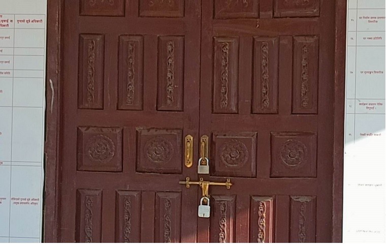 टीकापुर नगरपालिकामा स्थानीयले लगाए ताला