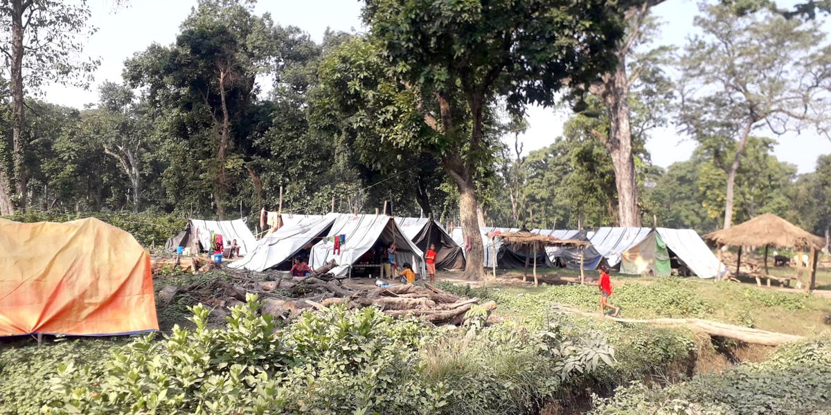 त्रिपालमुनि चिसो रात काट्दै बाढी प्रभावित