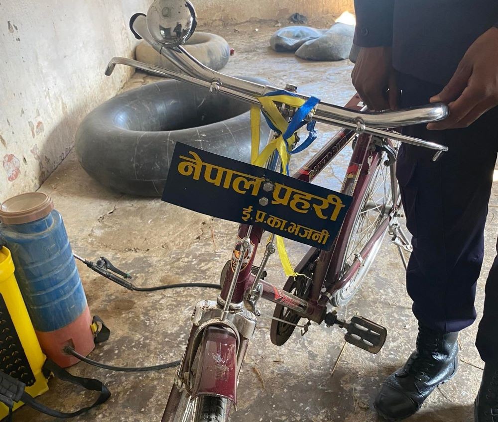 साइकलको भरमा इलाका प्रहरीको सीमा गस्ती