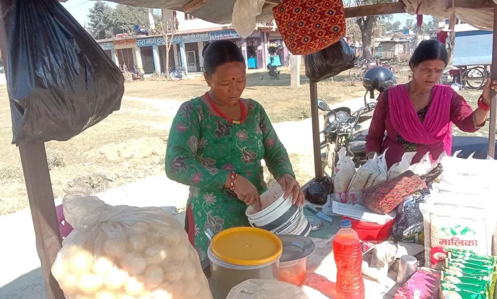 छोरा पढाउन शहर पसेर पानीपुरीको व्यापार