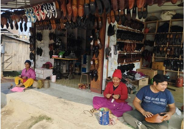 कैलालीको टीकापुरमा रहेका छाला जुत्ता चप्पल व्यवसाय सङ्कटमा