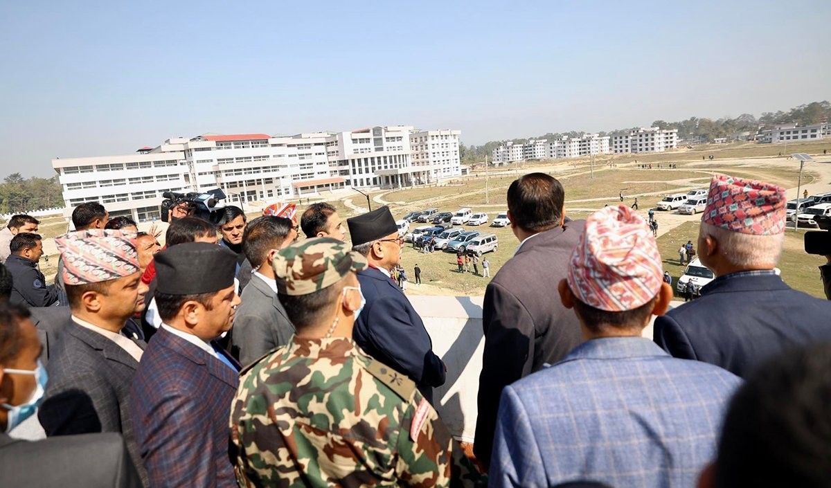 प्रधानमन्त्री दाहालद्धारा गेटास्थित स्वास्थ्य विज्ञान विश्वविद्यालयको निरीक्षण