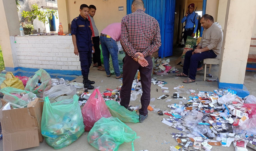 साढे पाँच लाखका सामानसहित एक जना पक्राउ