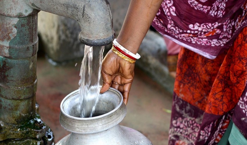 खानेपानी भर्न आधा घण्टा कुर्छन