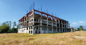 ठेकेदारले काम रोकेपछि अस्पताल अलपत्र