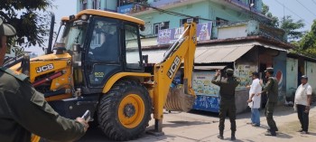 टीकापुरमा समेत चल्यो डोजरः बजार क्षेत्रका संरचना हटाइँदै