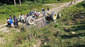 मलामी बोकेको ट्याक्टर दुर्घटना हुँदा तीनको मृत्यु: १२ घाइते