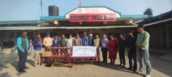 टीकापुर बचत सहकारीले दियो अस्पताललाई बेञ्च 