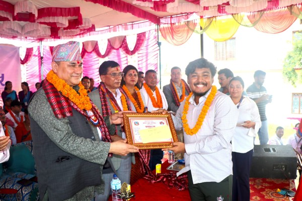 युवा वैज्ञानिक अरुणलाई युवा प्रतिभा सम्मानः बर्दगोरियाले ल्यापटप दिने 