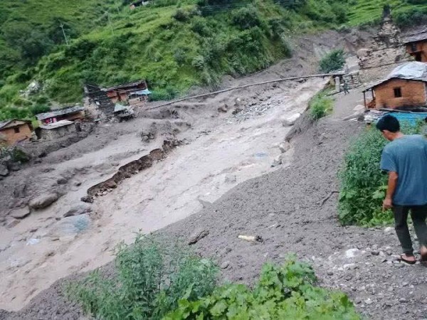 बाजुराको बिच्छ्यामा बाढीले ११ घर बगायो