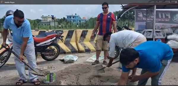 फिटलाइफ जिमले मर्मत गर्यो छ लेन सडकका खाल्डा