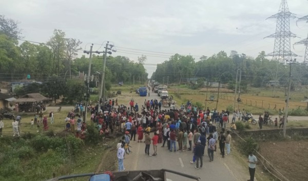 स्थानीयद्धारा अमखैयामा महेन्द्र राजमार्ग ठप्प