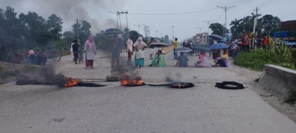 क्षतिपूर्तिको माग गर्दै मृतकका आफन्तद्धारा सडक अवरुद्ध