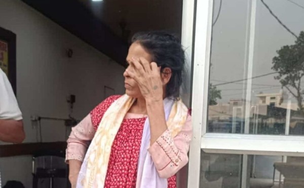 हत्कडी सहित भागेकी महिला भारतबाट पक्राउ: दुई प्रहरी निलम्बित