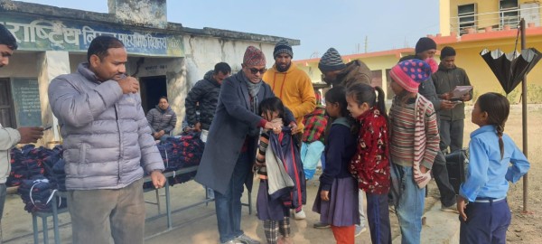 विद्यार्थीलाई न्यानो कपडा वितरण