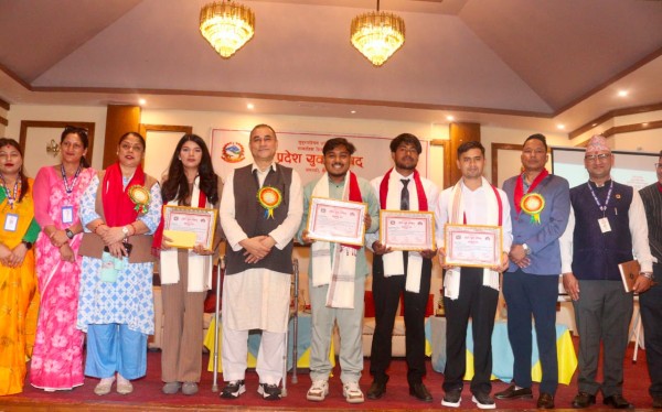 चार युवा वैज्ञानिक मुख्यमन्त्रीबाट सम्मानित