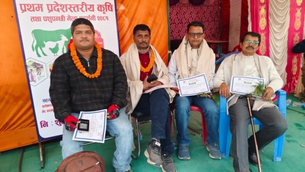 टीकापुरका पाँच जना केरा किसान सम्मानित
