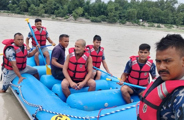 नदी टापुमा फसेकाहरुको सकुशल उद्दार