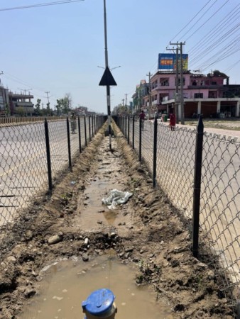 गुलाबको बोट सिँचाई गर्न जोडेका मिटर चोरिए
