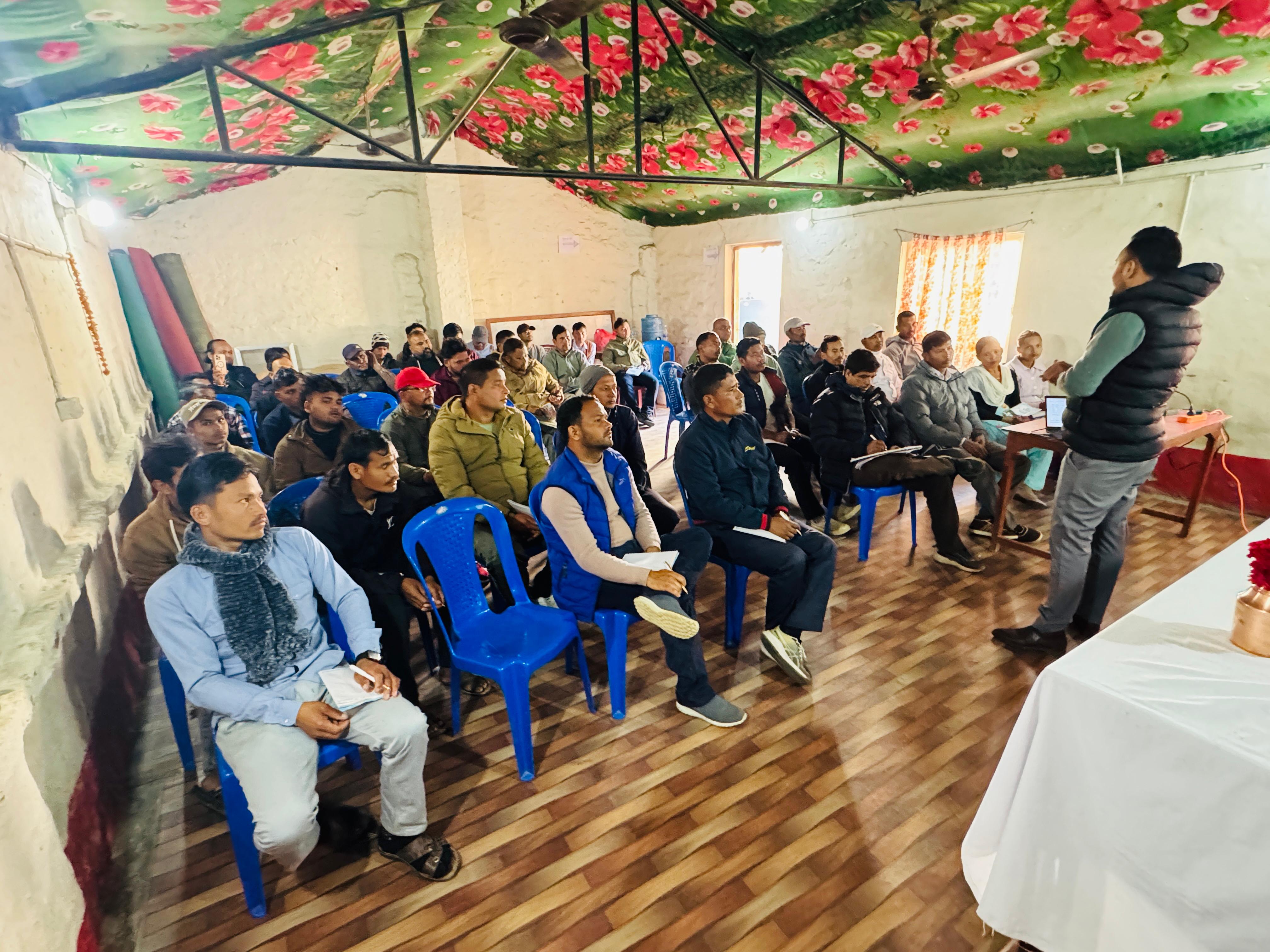 कुखुरापालक किसानलाई सक्षम बनाउन तालिम सञ्चालन गर्दै डल्फिन ग्रुप